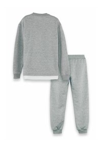 Grijze sweatshirt met lange mouwen en bijpassende joggingsbroek met elastische boorden, van achteren weergegeven op een witte achtergrond.