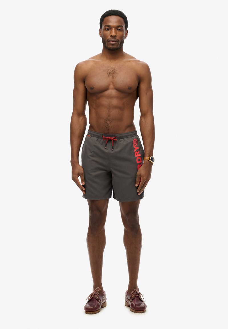Short De Bain Homme Superdry 38 Cm – Imprimé Geo – 100% Polyester Recyclé – Coupe Confortable