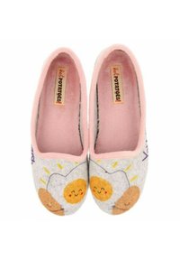 Chaussons en laine gris avec des bordures roses, ornés de dessins de cartoon d'œufs au plat avec des visages souriants et des rayons jaunes. Intérieur doux et texturé pour le confort.
