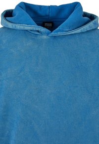 Sweatshirt à capuche bleu en tissu doux et texturé. Il est doté d'une capuche avec cordon de serrage et porte l'étiquette "URBAN CLASSICS" à l'intérieur.
