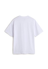 Camiseta blanca de manga corta, hecha de algodón, que presenta un clásico cuello redondo y un corte holgado, con una textura suave y sin patrones ni detalles visibles.