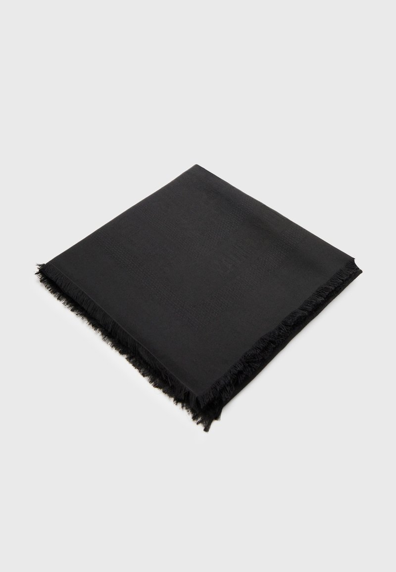 Écharpe carrée noire à motif texturé, finie avec des bords à franges, fabriquée dans un matériau doux et léger.