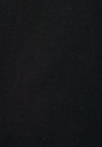Svart tyg med en slät textur, med subtila vävningsmönster. Ytan är enhetlig utan synliga mönster eller utsmyckningar.