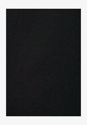 Czarna tkanina o gładkiej fakturze, z delikatnymi wzorami splotu. Powierzchnia jest jednolita, bez widocznych wzorów czy zdobień.