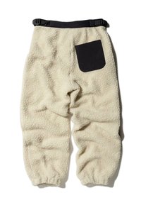 Spodnie dresowe w kolorze off-white z gumkami na kostkach, z czarną kieszenią z tyłu i regulowanym czarnym paskiem w talii.