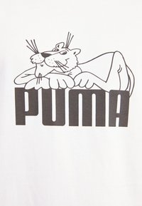 Tegneserie-puma som ligger oppå fet "PUMA" tekst i svart på hvit bakgrunn.