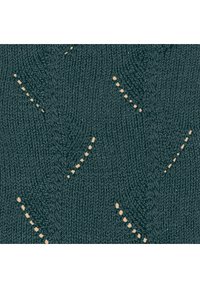 Dżersej w głębokim zielonym kolorze z fakturowanym wzorem wypukłych ściegów i ukośnych otworów, z jasnymi akcentami rozmieszczonymi na całej powierzchni.