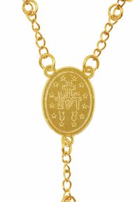Collana in oro con un pendente ovale raffigurante simboli incisi, stelle e dettagli, che mette in evidenza una finitura in metallo lucido e un design ad anelli intrecciati.