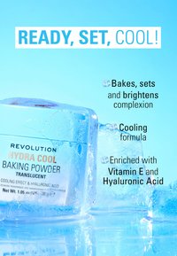 Revolution Hydra Cool gjennomsiktig bakepulver fryst i isbiter, som fremhever den avkjølende formelen med fordelene fra Vitamin E og Hyaluronsyre.