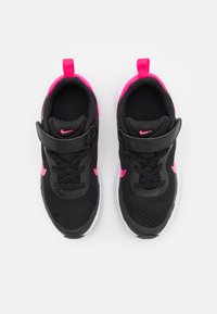 Schwarze Sportschuhe mit Mesh-Obermaterial, pinken Akzenten und Klettverschluss. Verfügt über einen gepolsterten Schaftrand und eine Gummisohle für besseren Halt.