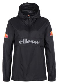 Czarna wiatrówka z kapturem, z zamkiem błyskawicznym z przodu do połowy, elastycznymi mankietami, logo "ellesse" na klatce piersiowej oraz pomarańczowymi półokrągłymi logo na obu rękawach.