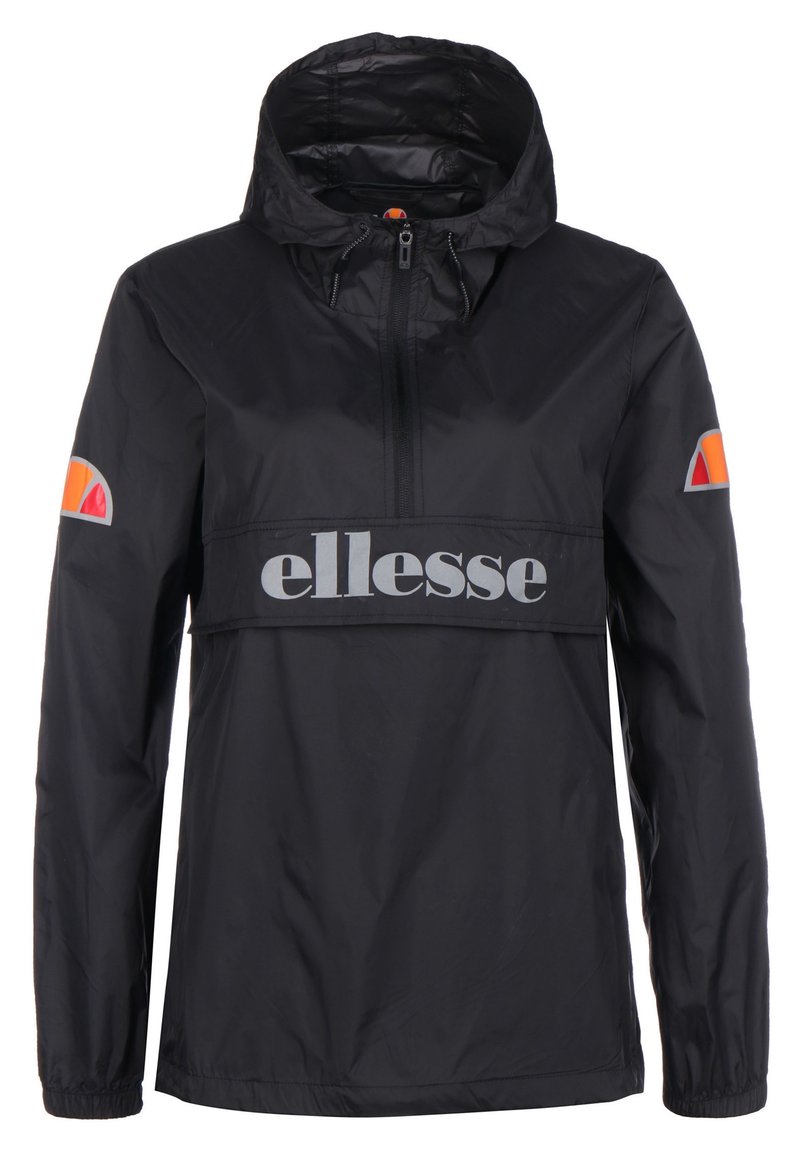 Czarna wiatrówka z kapturem, z zamkiem błyskawicznym z przodu do połowy, elastycznymi mankietami, logo "ellesse" na klatce piersiowej oraz pomarańczowymi półokrągłymi logo na obu rękawach.
