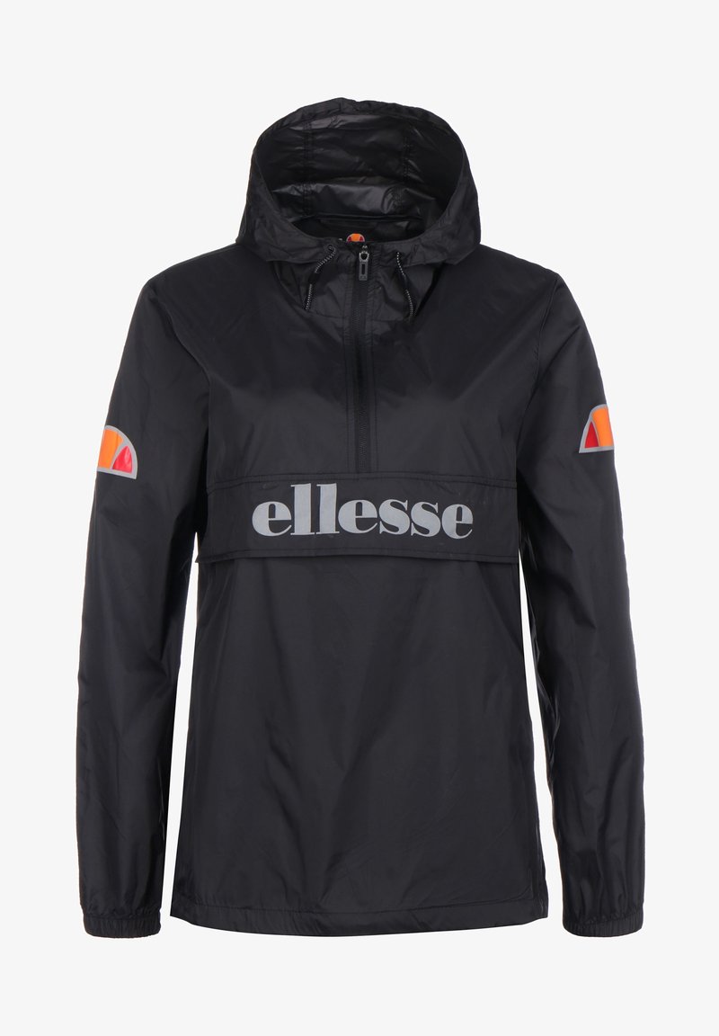 Czarna wiatrówka z kapturem, z zamkiem błyskawicznym z przodu do połowy, elastycznymi mankietami, logo "ellesse" na klatce piersiowej oraz pomarańczowymi półokrągłymi logo na obu rękawach.