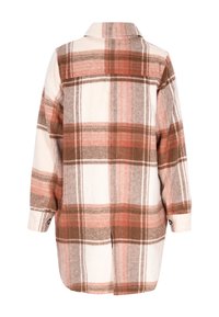 Skjorte i plaid i creame, brunt og koral, med klassisk krave, lange ærmer og knapmanchetter, samt sidelæg for bedre bevægelsesfrihed.