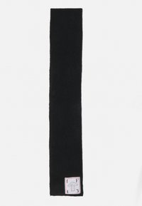 Sciarpa nera con una texture morbida, forma rettangolare, caratterizzata da un'etichetta bianca con un disegno di fungo a un'estremità.