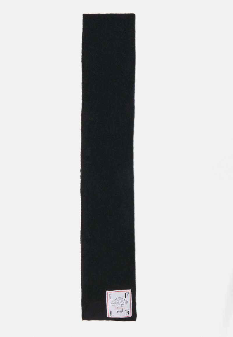 Svart skjerf med en myk tekstur, rektangulær form, med en hvit etikett med et soppsdesign i den ene enden.