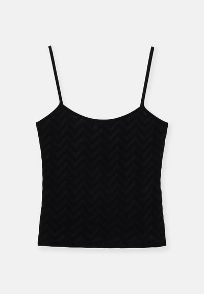 Svart cami-top med tunna axelremmar, tillverkad av ett texturerat tyg med ett subtilt chevron-mönster, figurvänlig design och sömlös konstruktion.