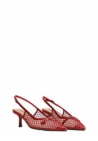 Scarpe con tacco alto rosse slingback realizzate in rete con punta affilata, dotate di un sottile cinturino alla caviglia e un accento di design discreto.