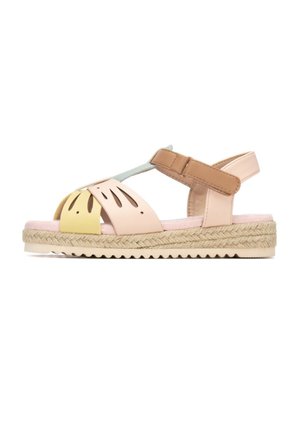 Sandalias sintéticas rosas y amarillas con diseño recortado, correa ajustable y suela de yute trenzado. Perfil bajo con una plantilla suave y texturizada.