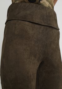 Honey Punch Tygbyxor - mottled olive