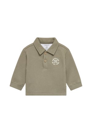 Langarmige olijfgroene babyshirt met kraag, twee knopen aan de voorkant en witte tekstprint op de linkerborst.