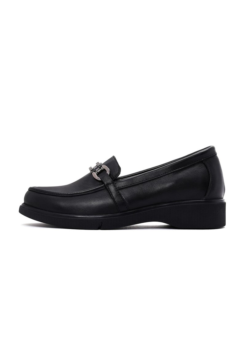 Mocassino in pelle nera con punta arrotondata, cuciture sottili, hardware metallico decorativo e tacco basso in gomma texturizzata. Finitura liscia.
