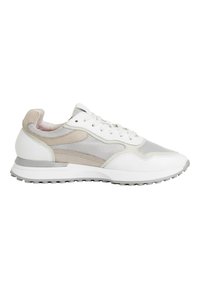 Adidași din piele albă și plasă cu accente gri deschis, cu vârf rotunjit și panouri texturate. Prezintă un guler căptușit și un design cu șireturi.