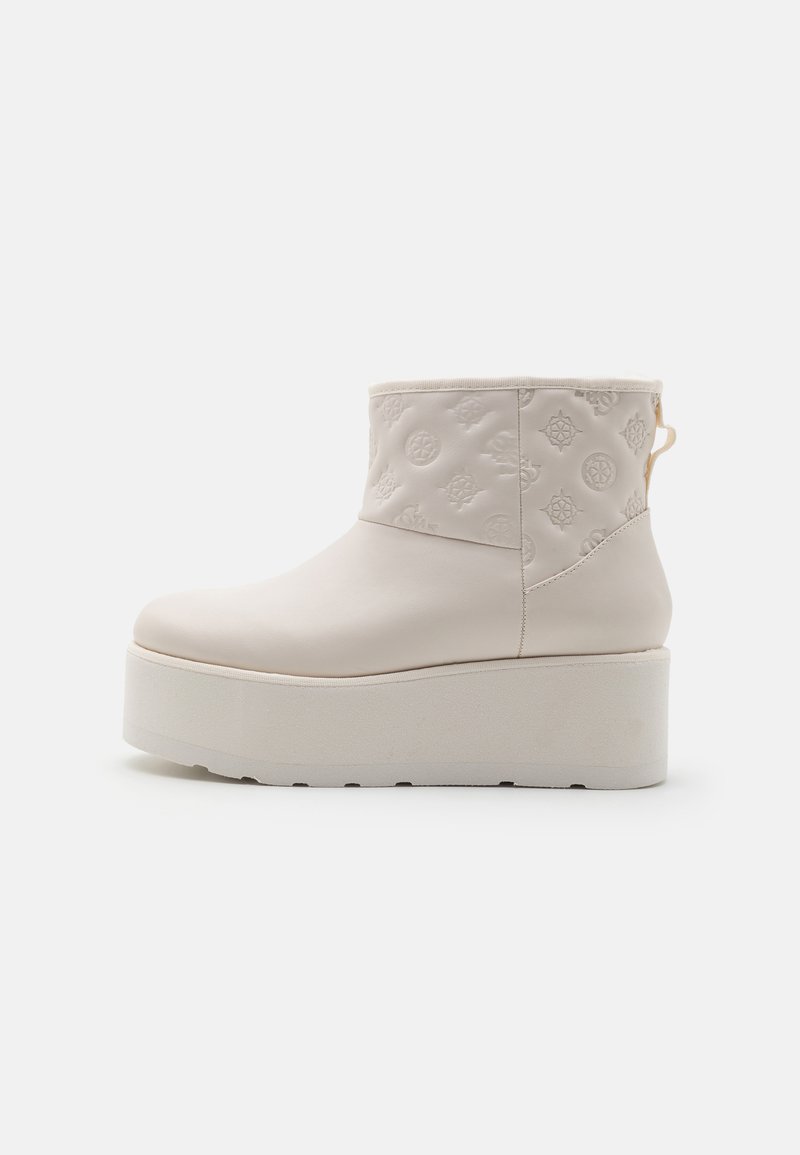 Stivali platform in morbido materiale beige, con motivi decorativi in rilievo, punta rotonda e suola piattaforma in gomma bianca.