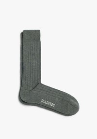 Calcetines grises acanalados hechos de material suave, con puño doblado y detalle de logo en el lateral. Textura lisa con punta y talón reforzados.