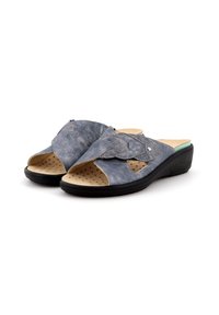 Sandali blu in pelle con design open-toe e cinturini incrociati, dotati di una soletta imbottita e una suola in gomma nera con fori.