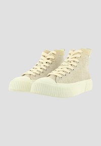 Beige High-Top-Sneaker aus strukturiertem Stoff, mit weißen Gummisohlen, runder Zehenpartie und Schnürdesign.