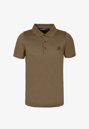 Polo marron avec un col classique, patte de boutonnage à trois boutons et manches courtes. Présente un logo brodé sur la poitrine gauche. Texture douce et lisse.