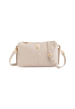 Bolso bandolera de cuero beige con cierre de cremallera, herrajes dorados y correa ajustable. Textura suave con un diseño minimalista y un único detalle de acento.