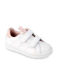 Zapatilla blanca con acentos rosas, hecha de material sintético, presenta dos correas de Velcro, punta redondeada y una suela de goma texturizada.