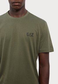 EA7 Emporio Armani TRAIN CORE TEE - Basic póló - beetle