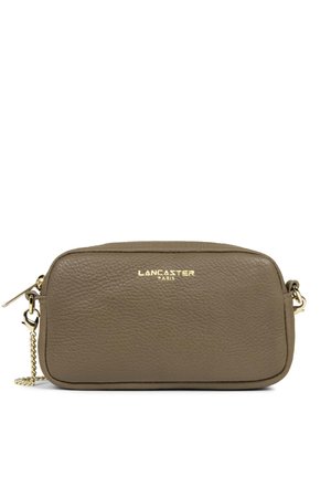 Borsa a tracolla in pelle di un verde oliva delicato, caratterizzata da una superficie testurizzata e logo dorato. Include una tracolla a catena e chiusura con zip.