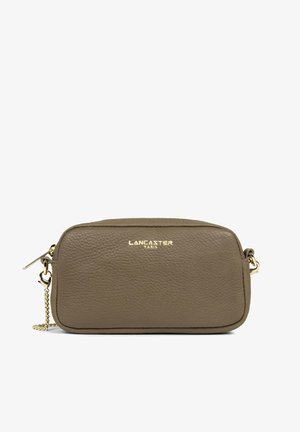 Borsa a tracolla in pelle di un verde oliva delicato, caratterizzata da una superficie testurizzata e logo dorato. Include una tracolla a catena e chiusura con zip.