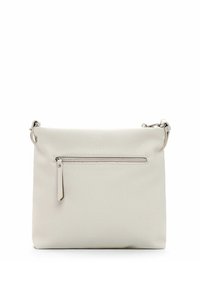 Měkká bílá kožená crossbody taška s texturovaným povrchem, disponující přední kapsou na zip a nastavitelným popruhem pro univerzální nošení.
