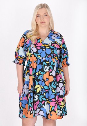 Kleurvolle korte jurk met een zwarte basis, versierd met grote bloemenpatronen in levendige tinten blauw, roze, oranje en geel. Pofmouwen.
