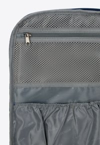 Šedý textilní organizér s okénkem na zip ze síťoviny nahoře a nařasenou přihrádkou dole na předměty. Odolný a lehký design.