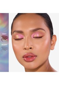 Look di trucco con ombretti rosa e oro, guance illuminate e labbra lucide. Le texture sono lucide e scintillanti. I nomi dei prodotti sono visualizzati.