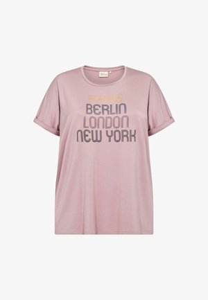 Rózsaszín, rövid ujjú póló fekete és arany szöveggel, városnevekkel: Párizs, Berlin, London és New York. Puha, könnyű anyag.