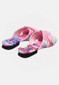 Färgglada sandaler med öppen tå, gjorda av mjukt, mönstrat syntetmaterial. Har en dämpad fotbädd och en platt, svart sula.