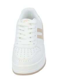 Zapatilla blanca con puntera perforada, cordones blancos planos y franjas beige a los lados. Suela texturizada con sutiles acentos y detalle de costura.