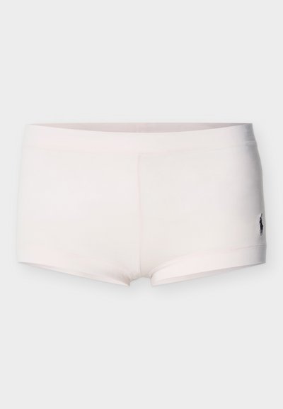 Άσπρα εφαρμοστά μπόξερ με μικρό μαύρο κεντημένο λογότυπο στο κάτω δεξί μέρος, πάνω σε απλό φωτεινό φόντο.