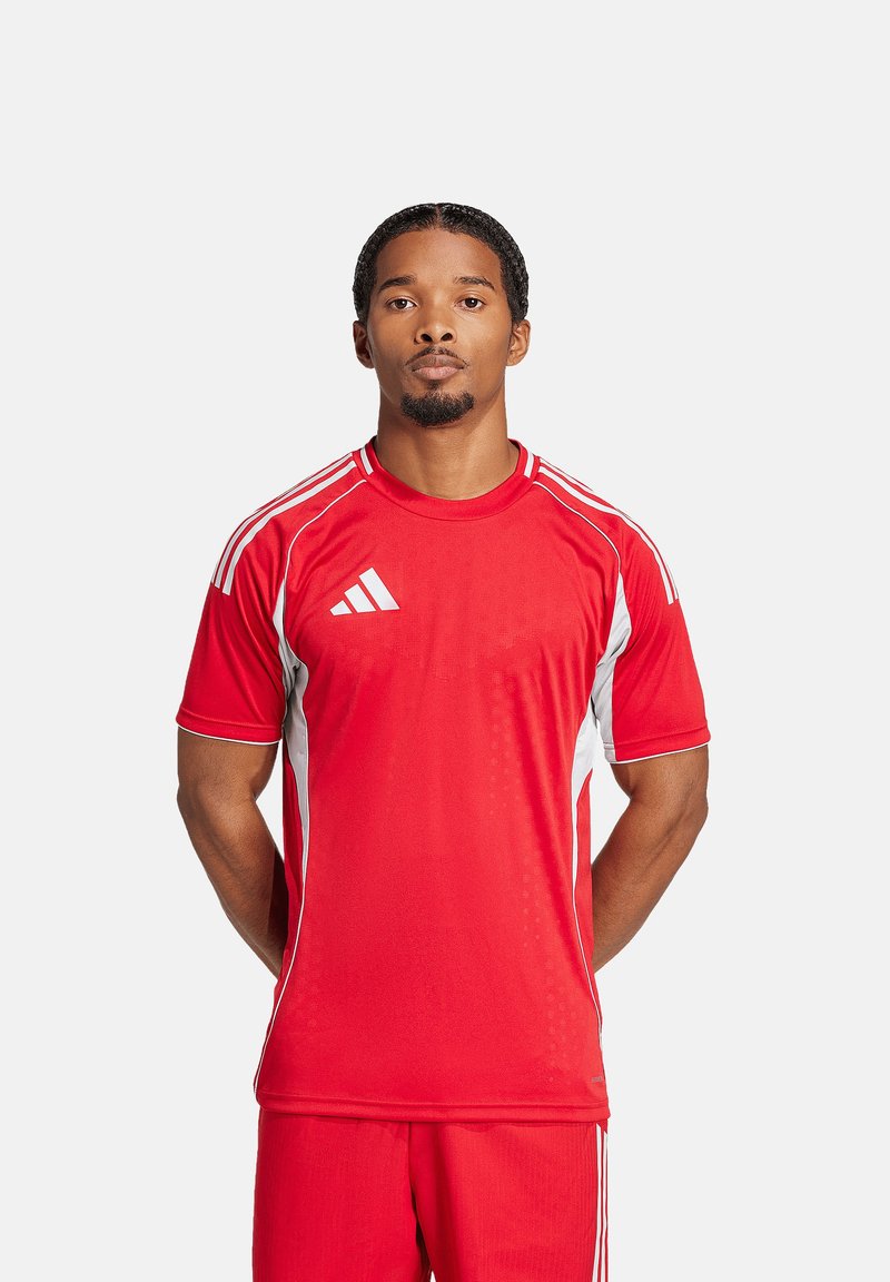 Maglia sportiva rossa con accenti bianchi, maniche corte e colletto rotondo. Presenta tre strisce sulle spalle e un tessuto testurizzato.