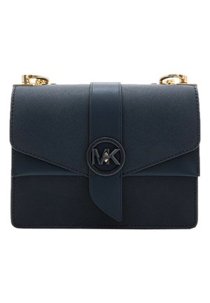 Sac bandoulière en cuir noir avec rabat texturé, sangle centrale, logo rond MK et fermoirs en métal doré sur les bords supérieurs.