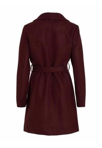 Abrigo de mezcla de lana burdeos con cintura ceñida por cinturón, cuello con muesca y mangas largas, con una silueta entallada y detalle de ventilación en la parte trasera.