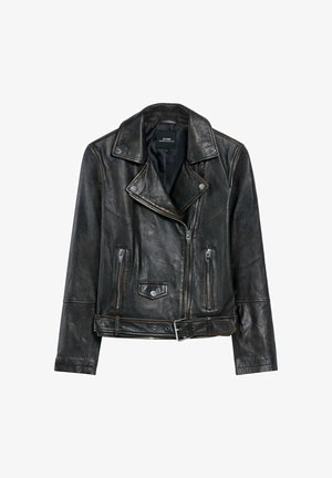 Czarna skórzana kurtka motocyklowa z zapięciem na suwak, wykrojonym kołnierzem, dwiema kieszeniami na piersi i detalem w postaci paska. Posiada teksturowane wykończenie i kontrastowe przeszycia.
