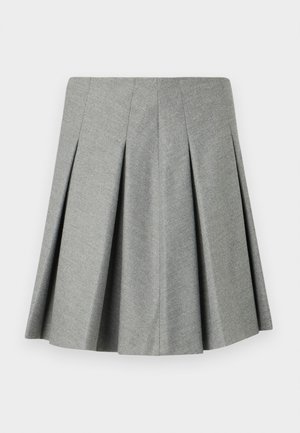 Plisovaná šedá sukně vyrobená z texturované látky, s přiléhavým pasem a rozšířeným střihem. Žádné viditelné kování ani akcenty.